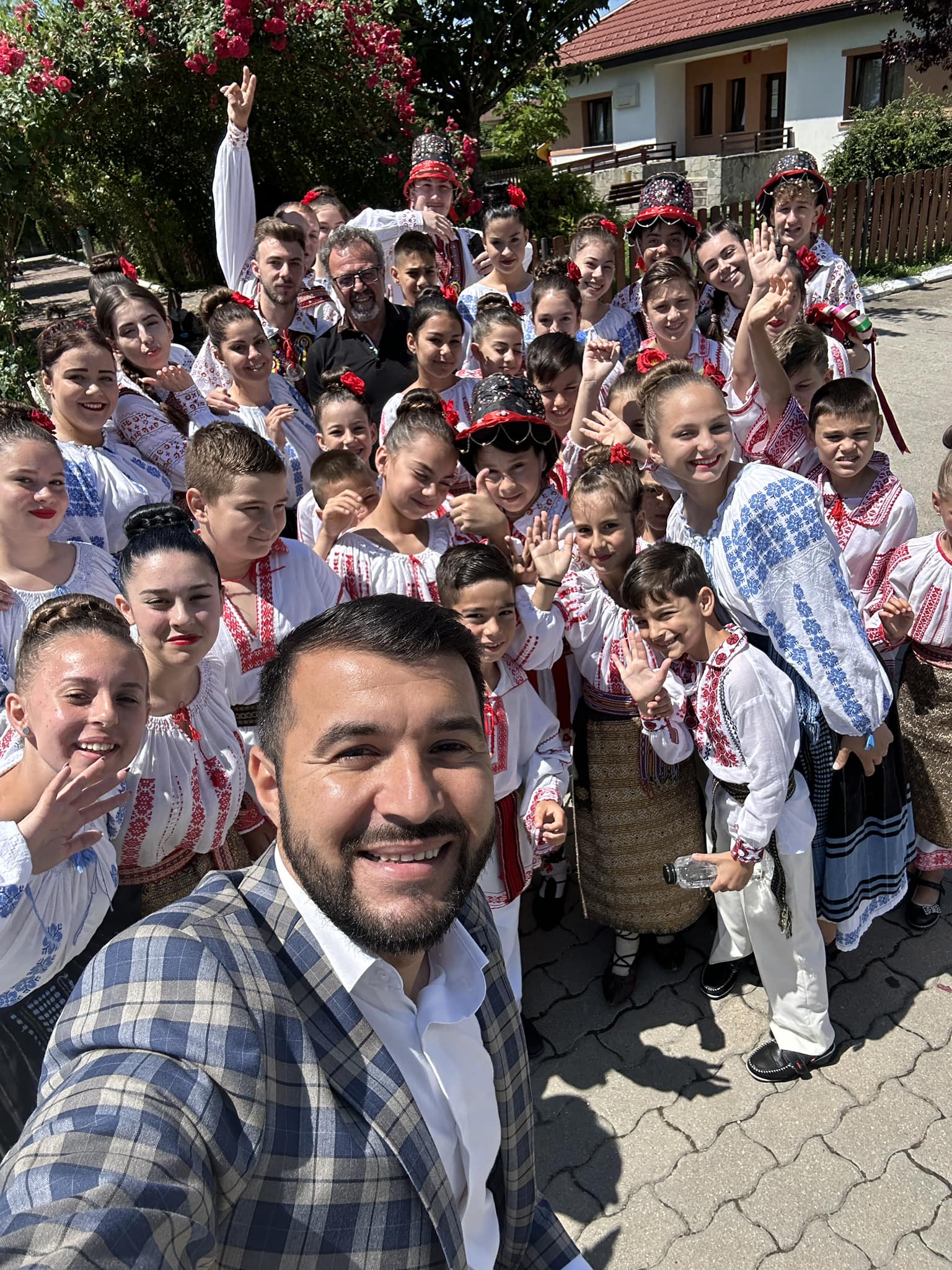 La Aninoasa, ia nu e costum de scenă. E identitate vie – mesajul primarului Vlăduț Niculae de Ziua Universală a Iei