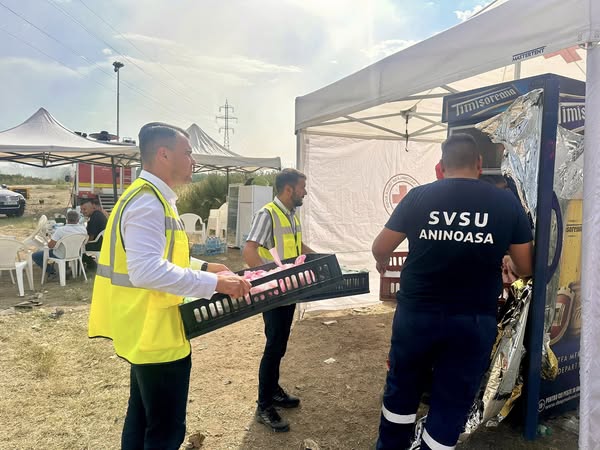 SVSU Aninoasa, în prima linie la groapa de gunoi: sprijin esențial pentru pompierii care intervin la incendiul de la Aninoasa