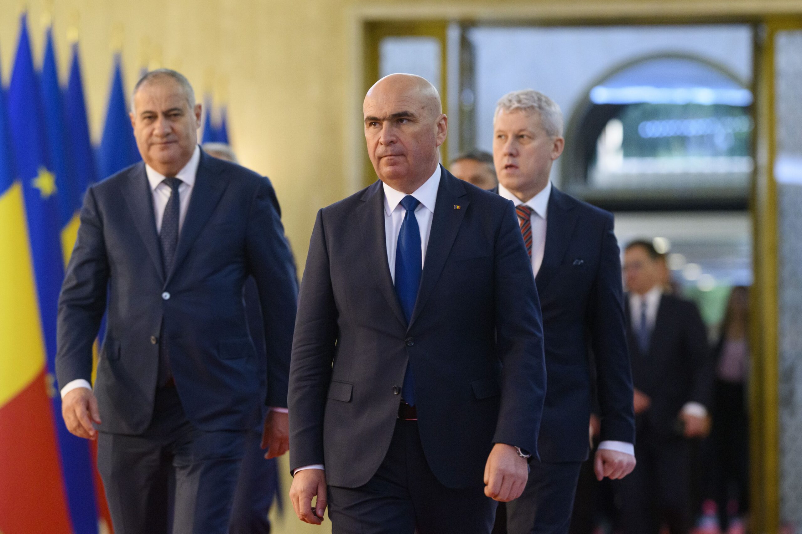 Guvernul Bolojan începe aplicarea măsurilor de austeritate: plafonarea sporurilor și înghețarea angajărilor