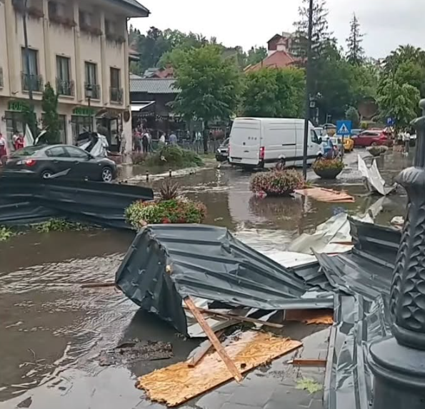 Furtuna „Eva” a devastat Capitala și sudul țării – străzi sub ape, copaci căzuți, zeci de intervenții ale pompierilor